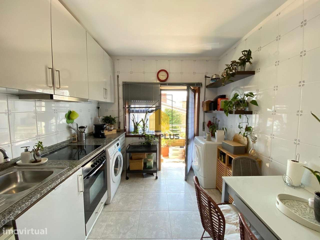 Apartamento T1+1 com Excelente Varanda e Garagem-9