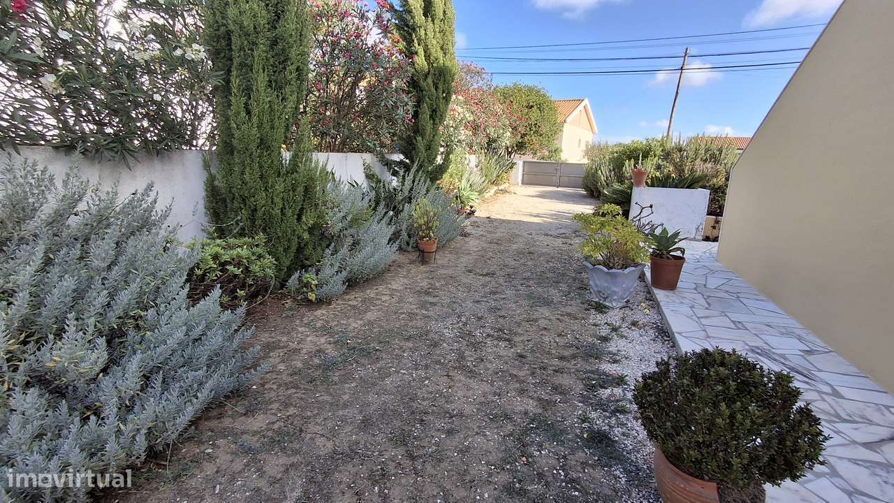 Magnifica propriedade constituída por armazém e moradia bi-familiar.-24