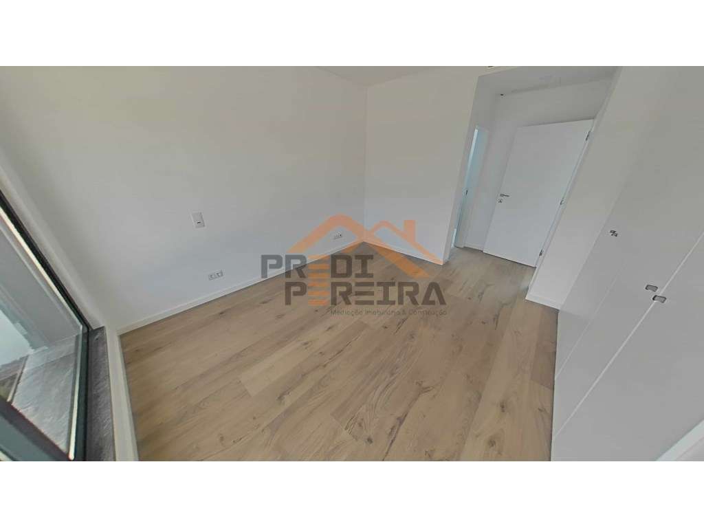 Moradia T4 em condomínio privado com piscina, no Fanqueiro em Loures-21