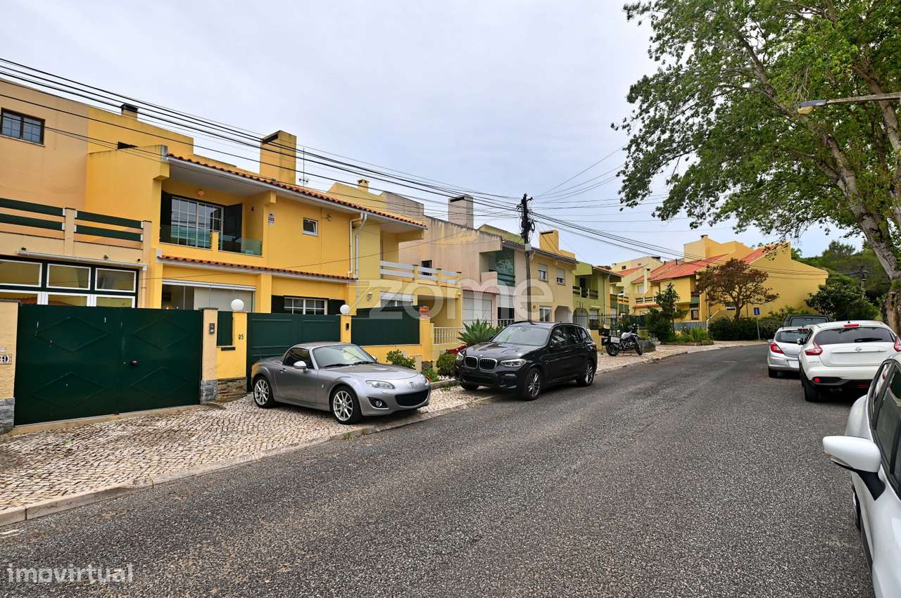Moradia T3 + 1 remodelada, na Aldeia de Juso (Bairro Chesol)-37