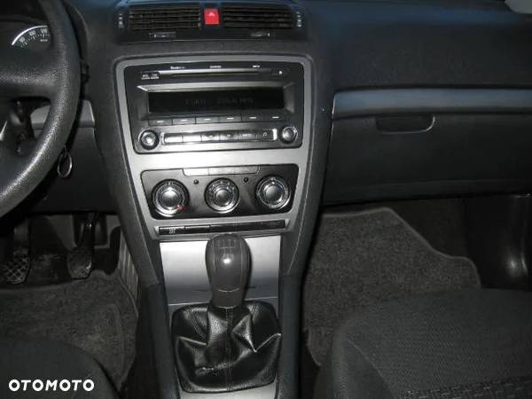 Skoda Octavia 1.6 Ambiente - 11