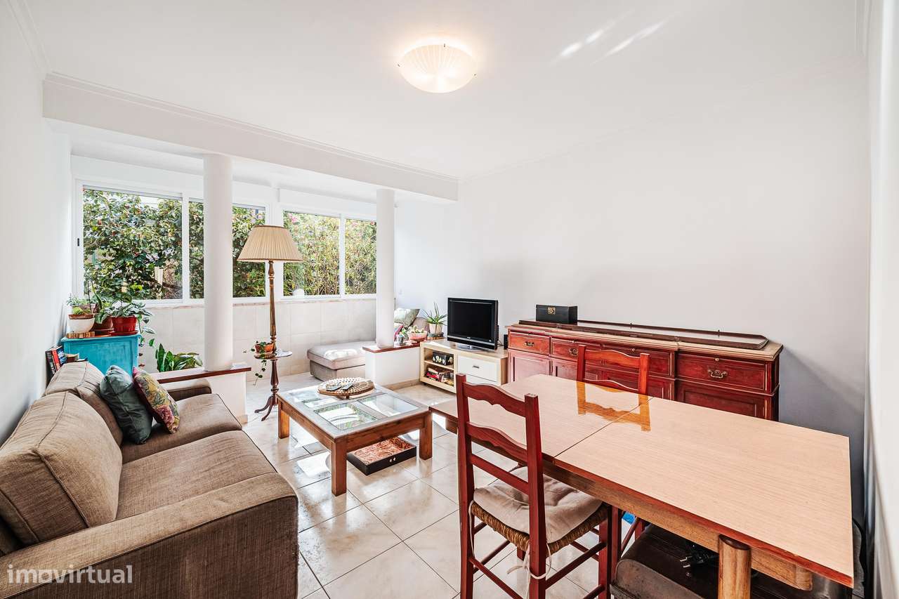 Apartamento T2 localizado nas Mercês-0