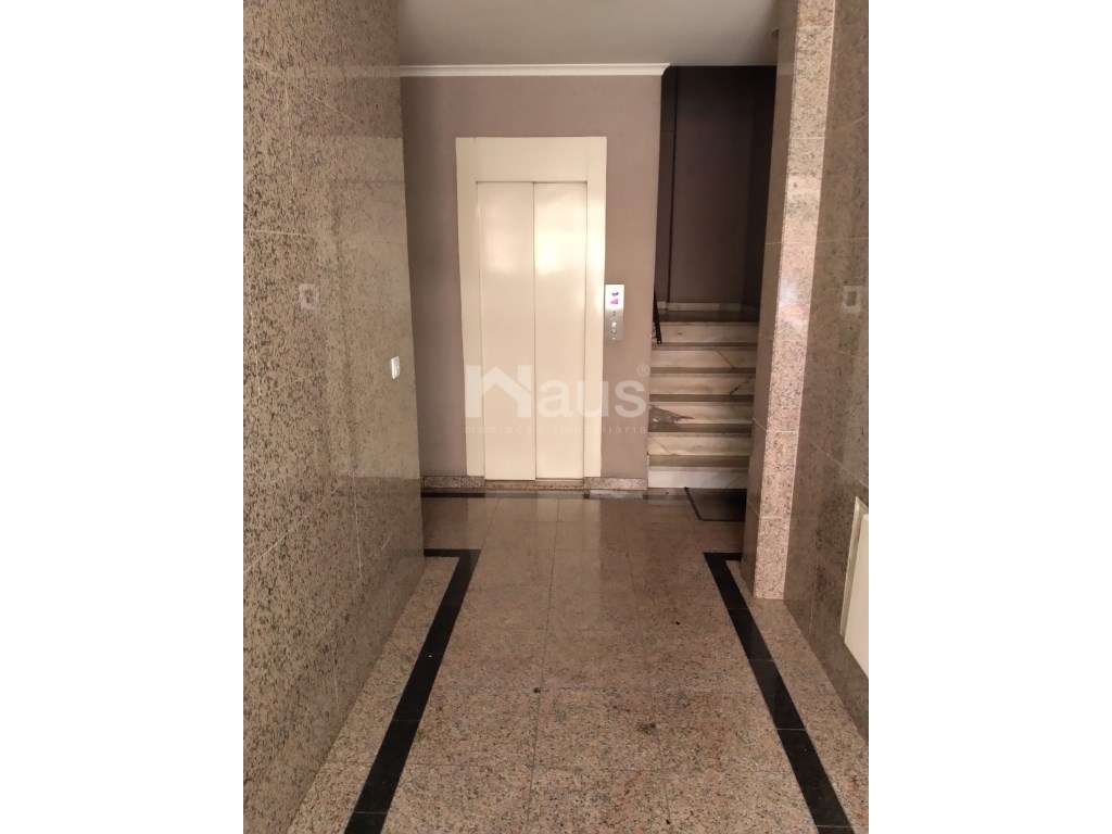 T3 com parqueamento e arrecadação - Grande imagem: 2/25