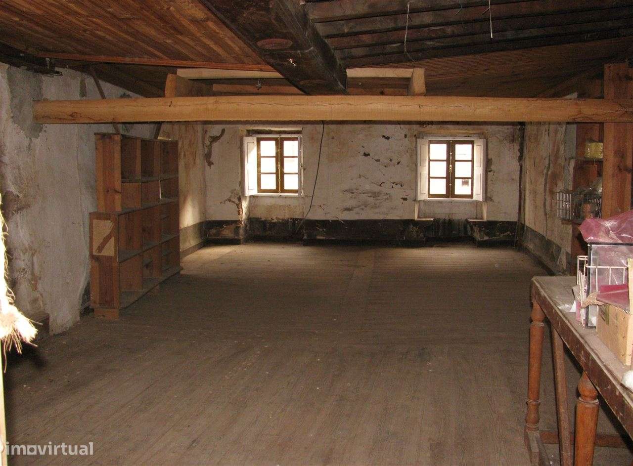 Prédio zona histórica Miranda do Douro-8