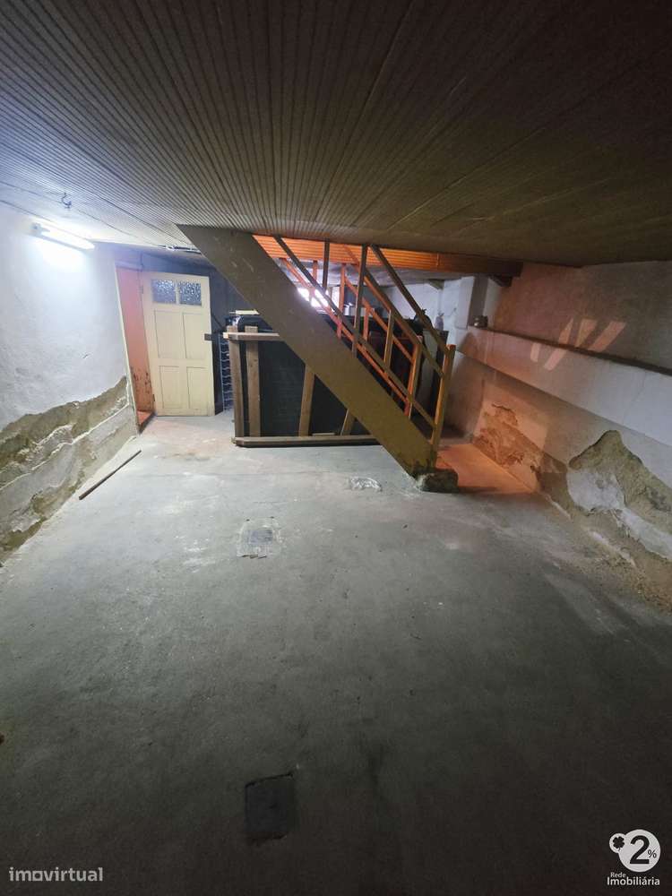 Moradia V3 no Porto perto do Parque Nascente ( para recuperar )-17