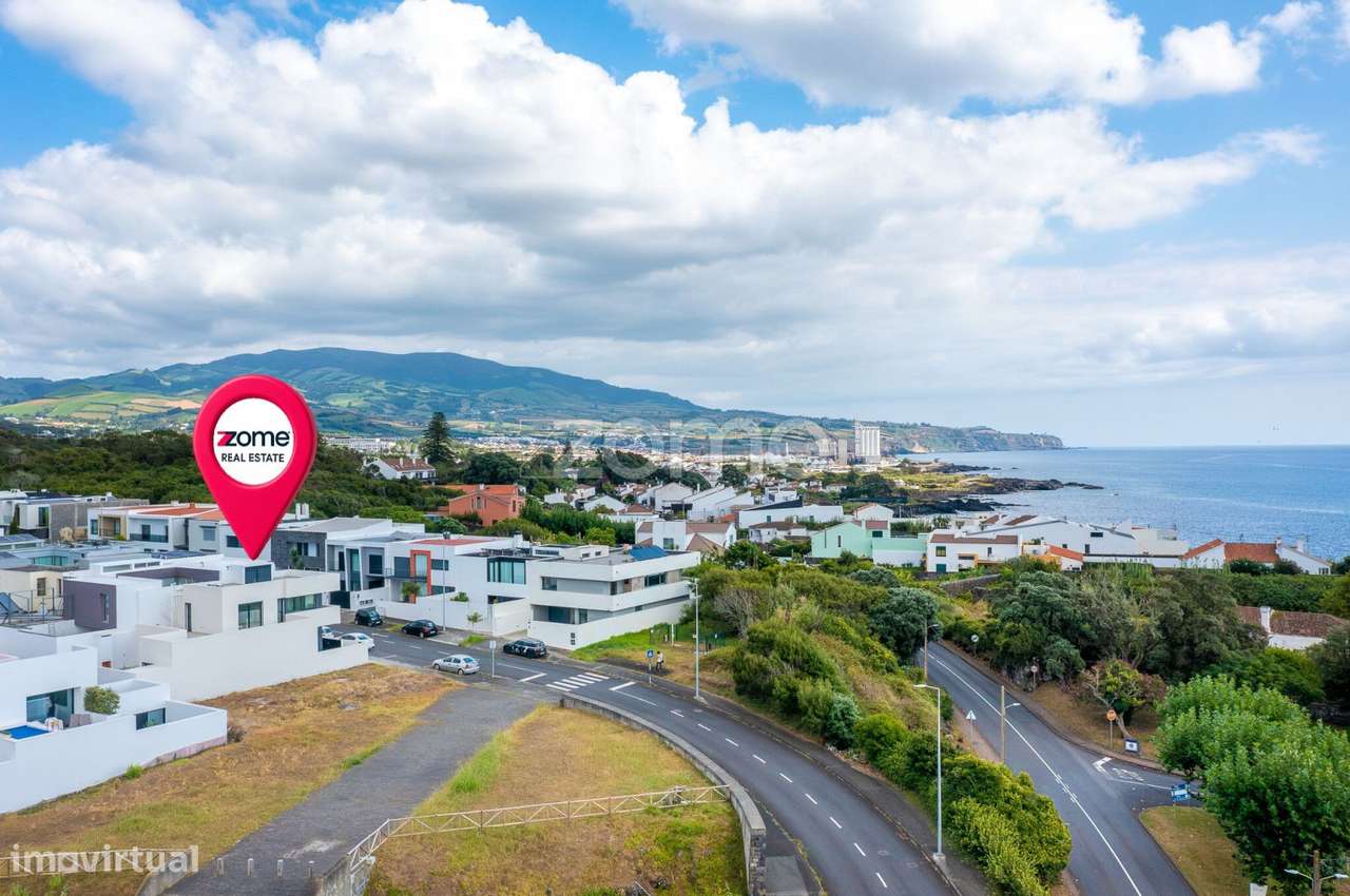 Moradia T3 Nova com Terraços Panorâmicos e Vista Mar na Atalhada-41