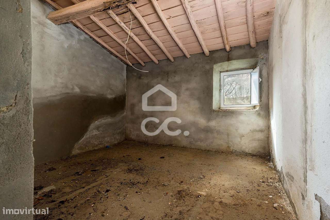 Moradia T4 em Ruína c/ Garagem e Terreno | São Domingos de Ana Loura, - Grande imagem: 3/39