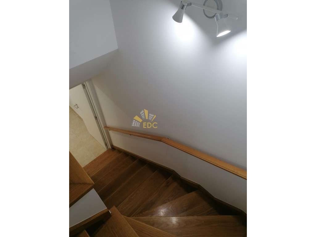 Moradia V3+1 Totalmente Remodelada no Centro da Ericeira e com vist...-35