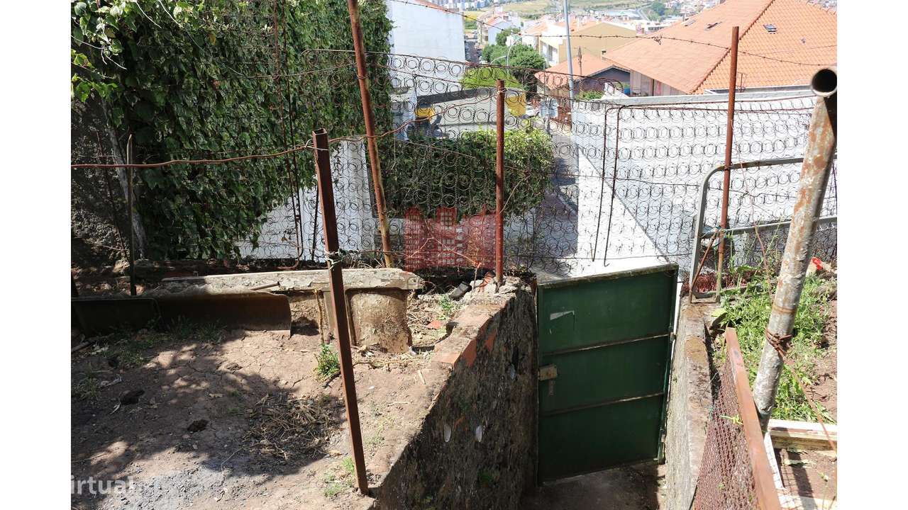 Moradia T2+T2 | Terreno 326 M2-31