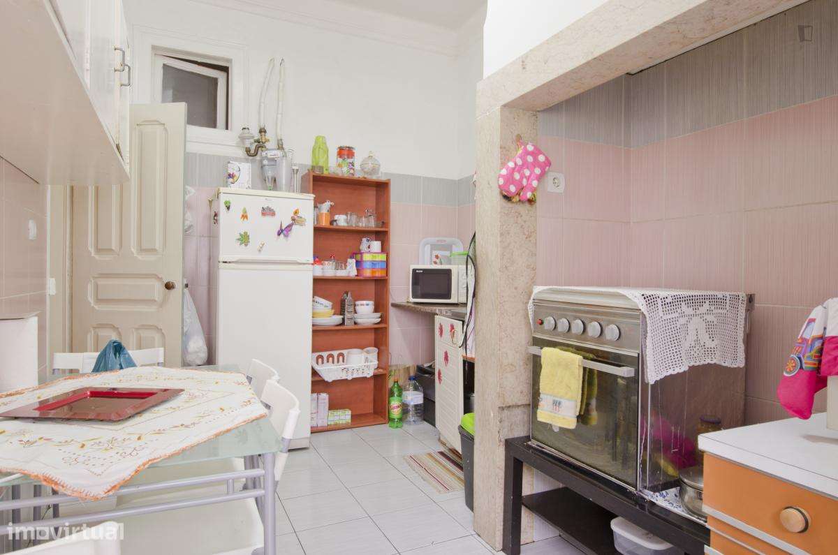 Quarto - localizado em Anjos Lisbon - Grande imagem: 2/9