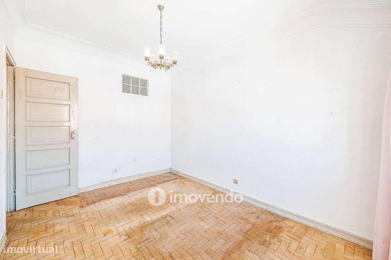 Apartamento T2 com duas varandas, na Graça, em Lisboa-26