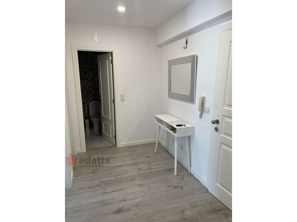 T1 Mobilado e Equipado com Ampla Varanda - Junto à Rua do Brasil e ... - Grande imagem: 4/20