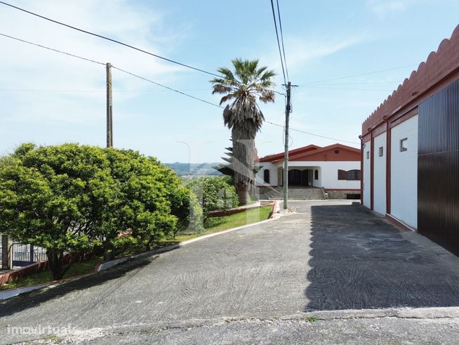 Moradia T3 com Armazém e Terreno de 9 640m2 em Olho Marinho, Óbidos-4