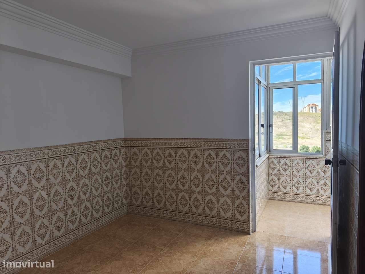 T3  Monte Abraão, varanda fechada, arrecadação e vistas desafogadas. - Grande imagem: 2/24