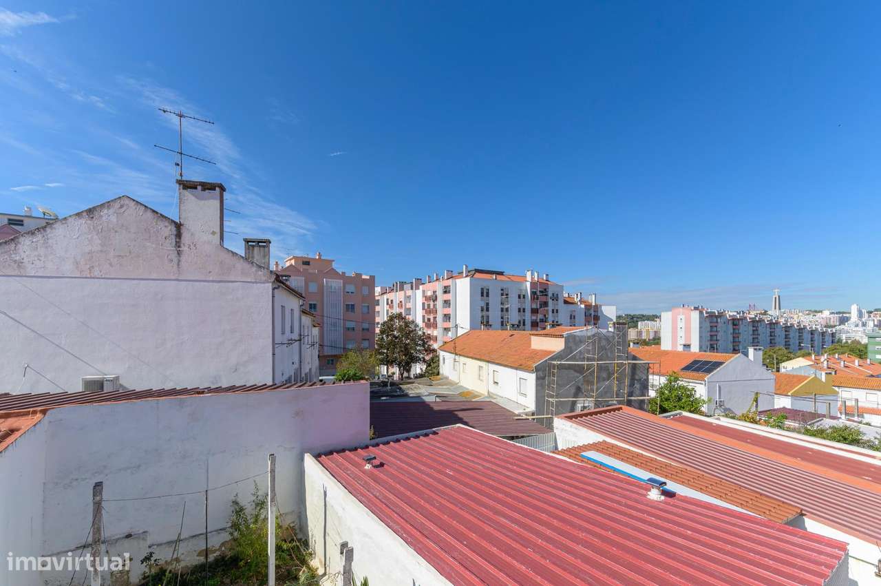 Moradia T2 com 2 Pisos, Sótão e Logradouro no Feijó, Almada - Grande imagem: 4/23