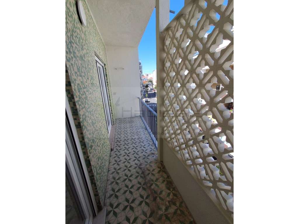 T2 totalmente remodelado com varandas - Grande imagem: 2/20