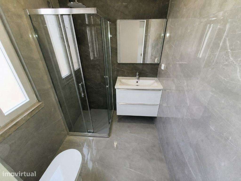 Apartamento T4 totalmente remodelado com suíte, varanda e vista rio...-7