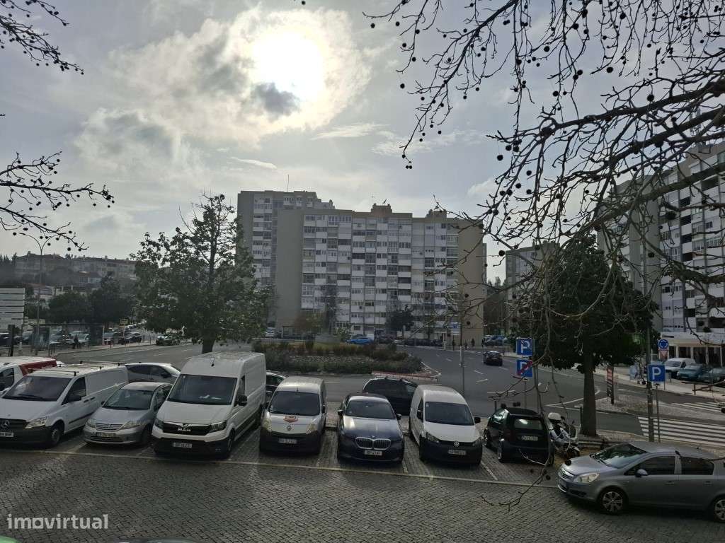 Loja transformada em escritório mobilado localizado junto à estação... - Grande imagem: 2/6