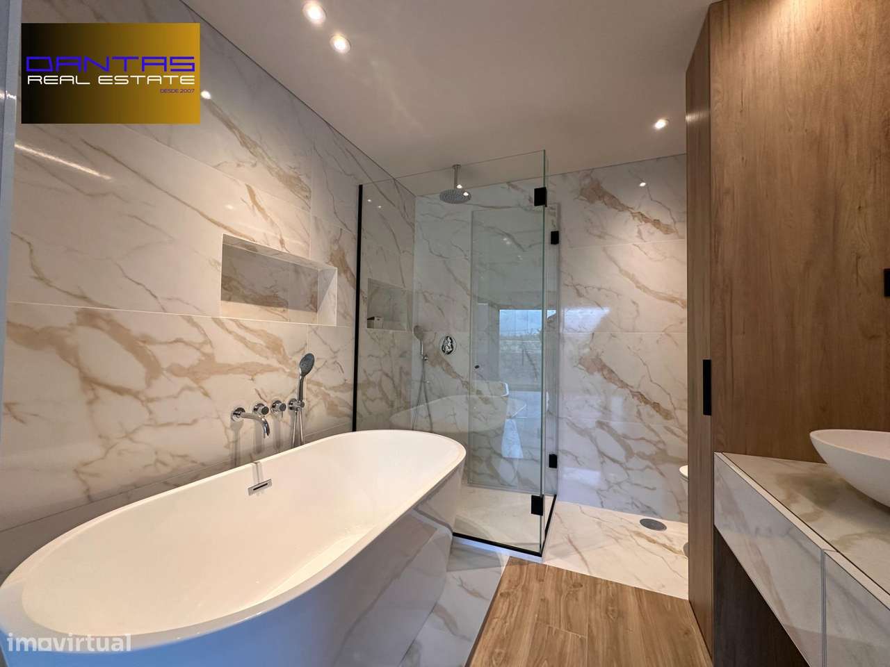 Gaveto T4 já com a estrutura concluída, lote 400m2-41