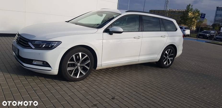 Volkswagen Passat - 1