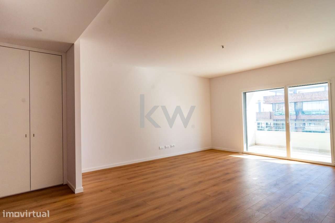 Oportunidade nas Colinas: T3 com Estilo, Luz Natural e Estacionamento-6