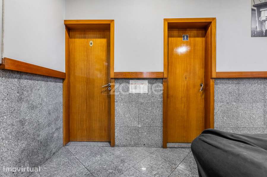 Moradia T7, Multifuncional com Comércio e Habitação em Baguim do Monte - Grande imagem: 4/31