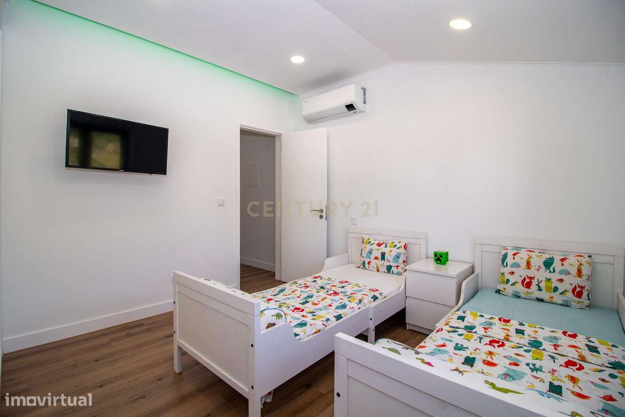 Vivendo o Sonho: Luxuosa Moradia T5 em Albarraque com Espaço de Lazer-35