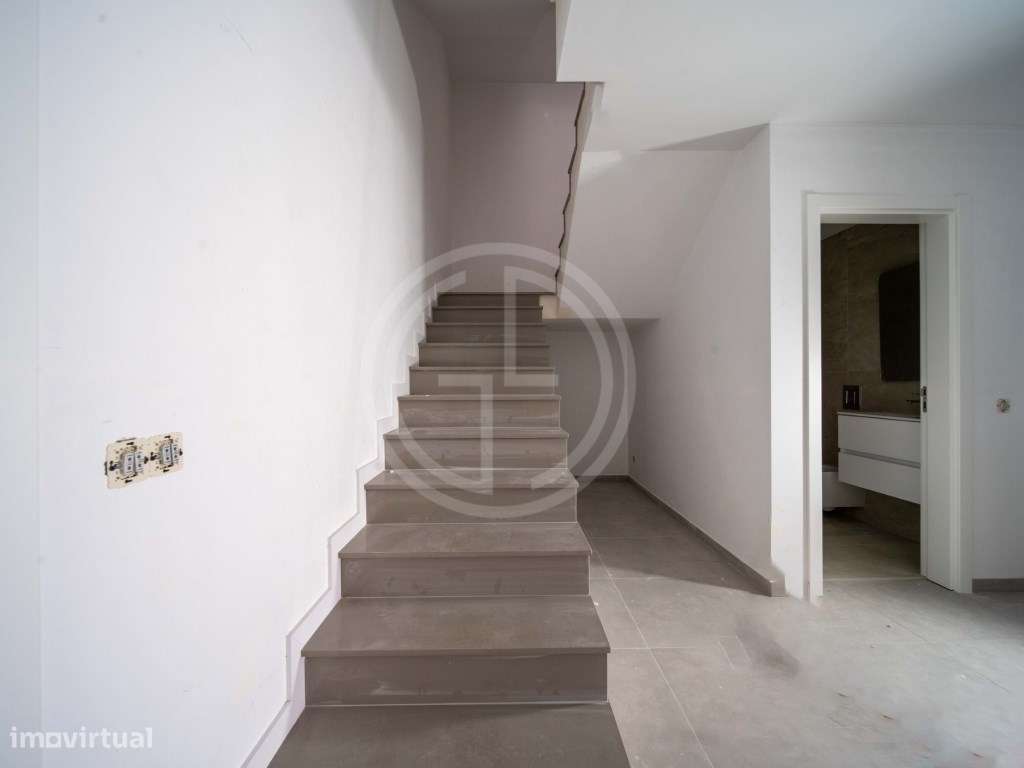 Moradia V3+1 com piscina privada em Gambelas-17