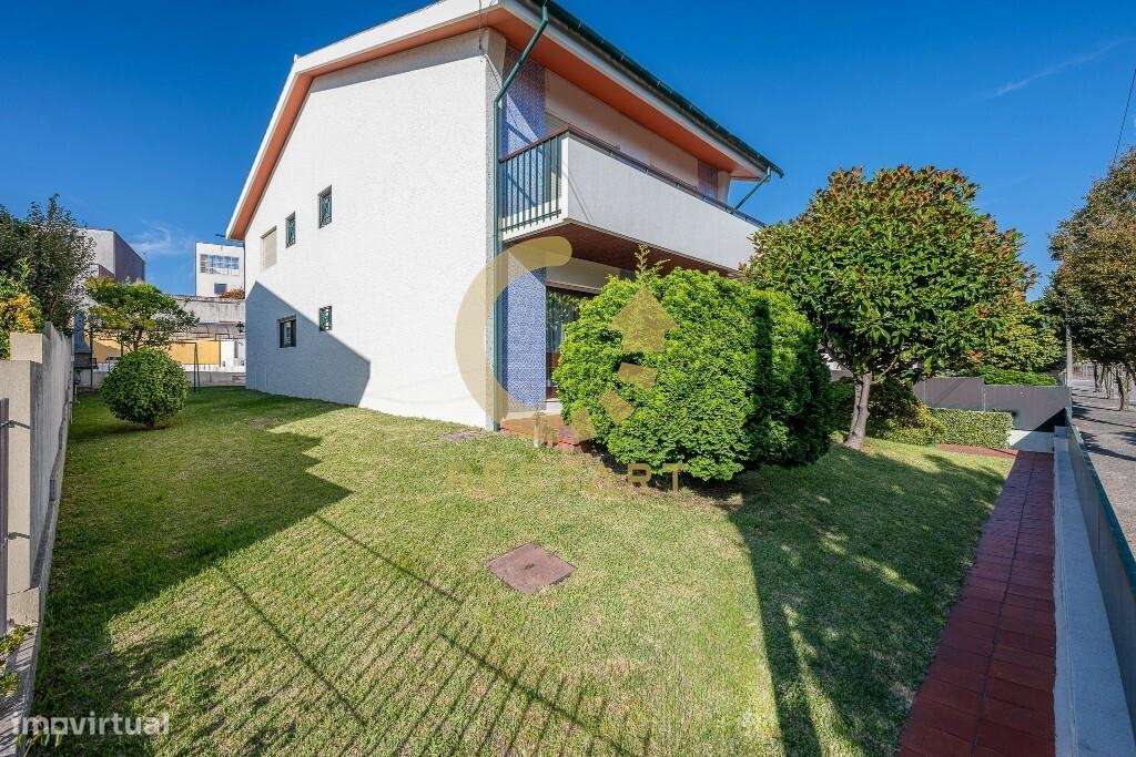 Moradia T5 com piscina e amplo terreno na Avenida de Francelos | Vila-57