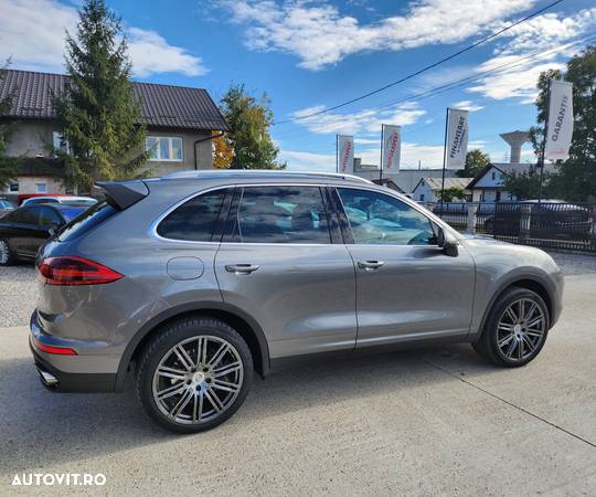 Porsche Cayenne 3.0 L - 8