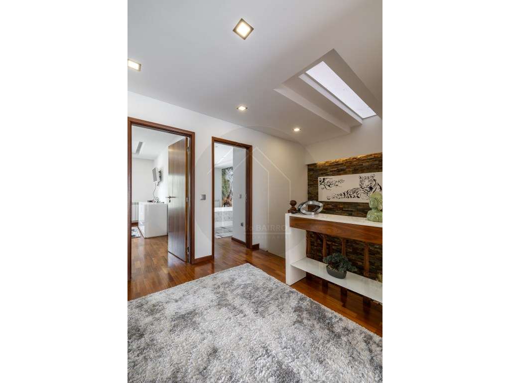 Moradia T4 Independente com Piscina, Ginásio e Garagem para 4 Carro...-6