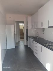 ALVALADE - T2 Remodelado, sala com varanda e cozinha semi equipada