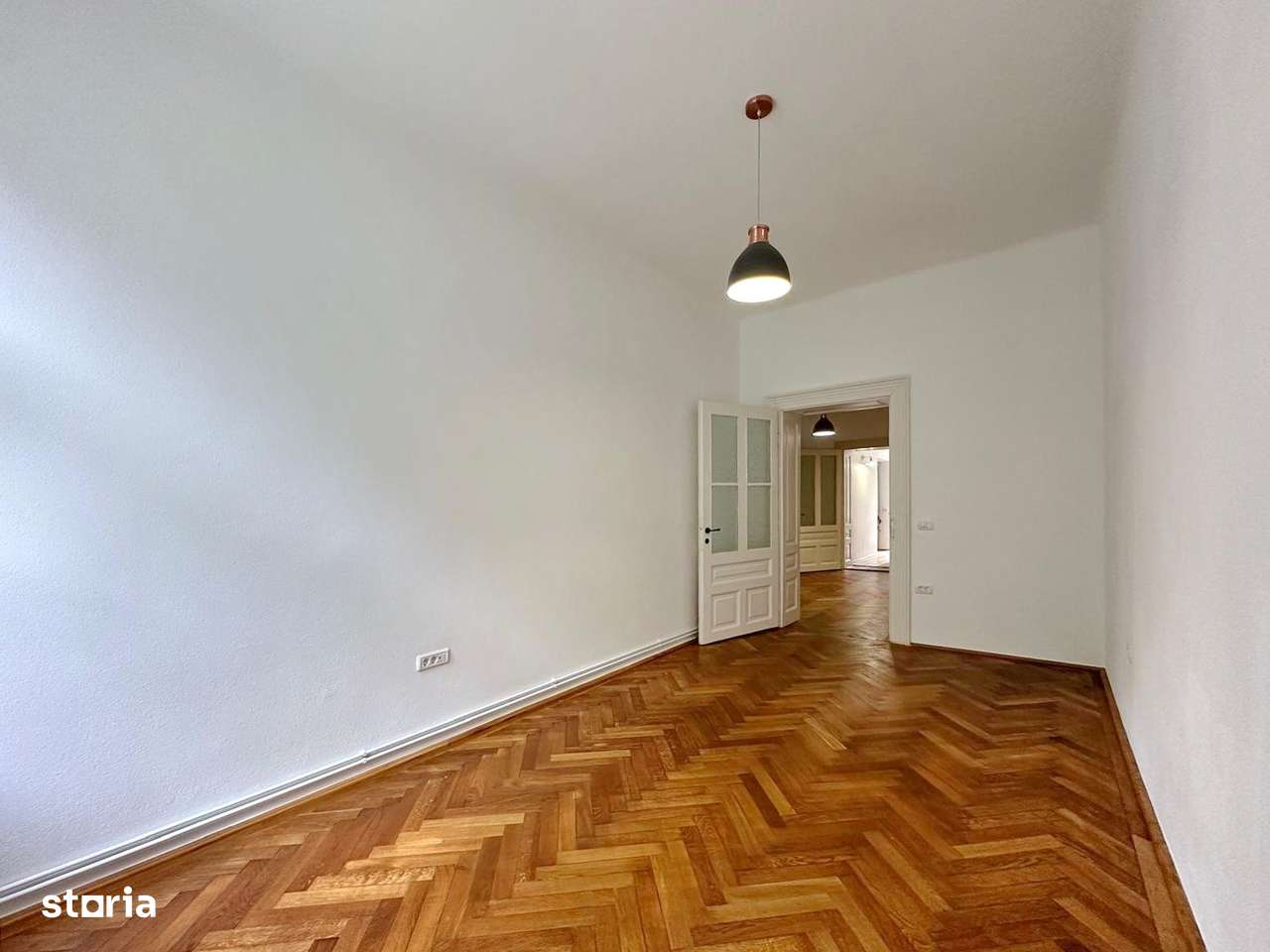 Apartament cu 3 camere in centrul istoric al Brasovului - Imagine principală: 3/10