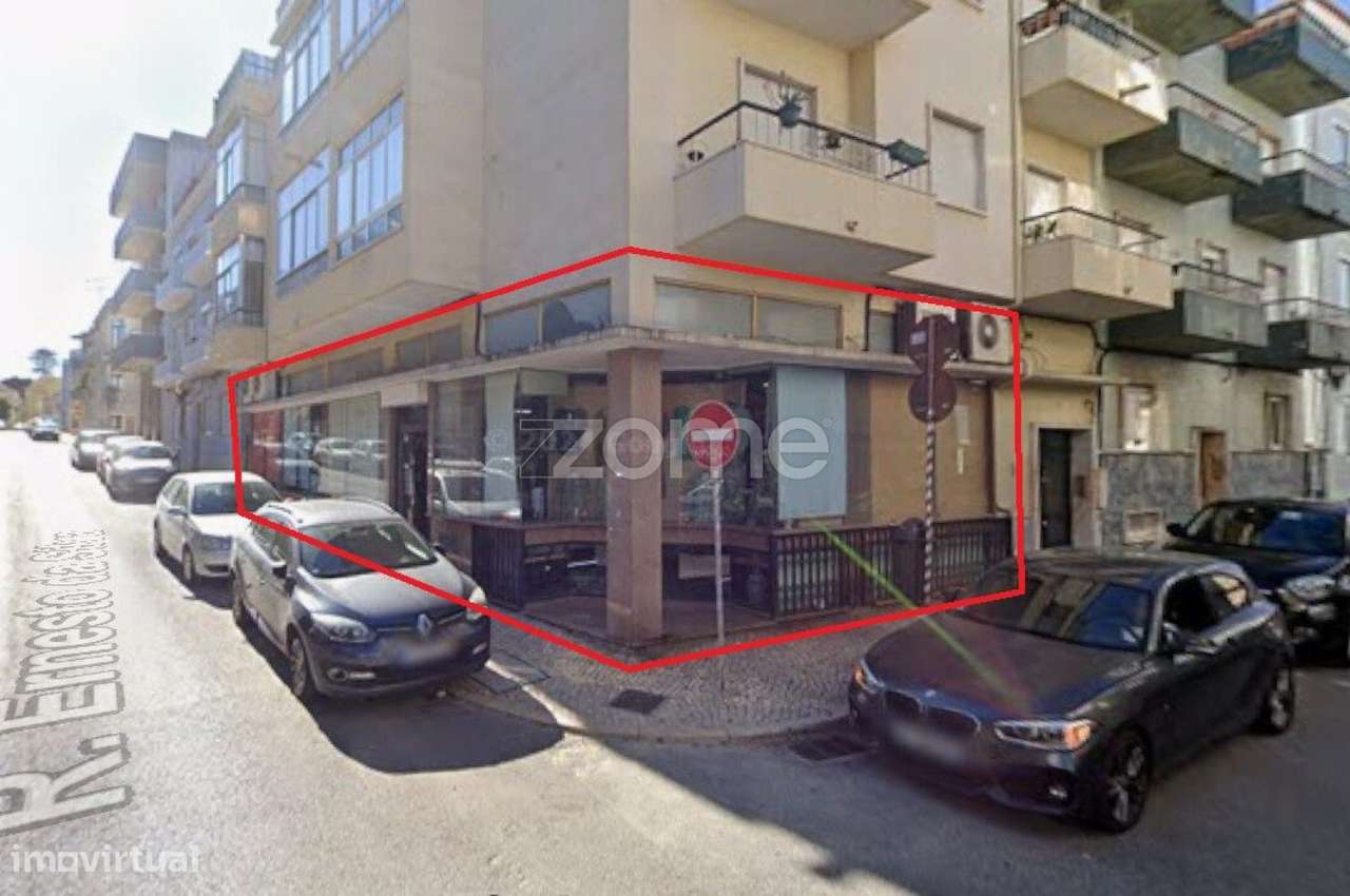 Loja com grandes montras junto ao Mercado de Algés - Grande imagem: 3/32