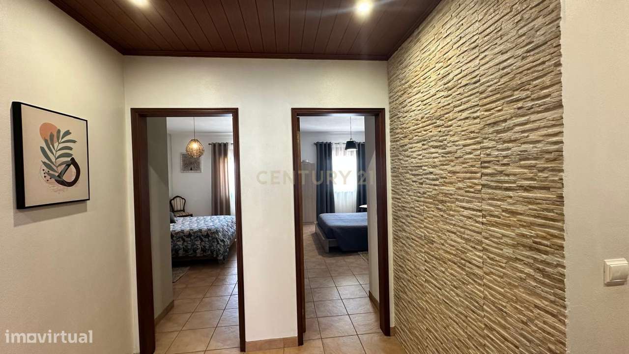 MORADIA  T4 BASTANTE ATRATIVA , ESPAÇOSA E COM MUITA LUZ NATURAL EM A - Grande imagem: 3/24