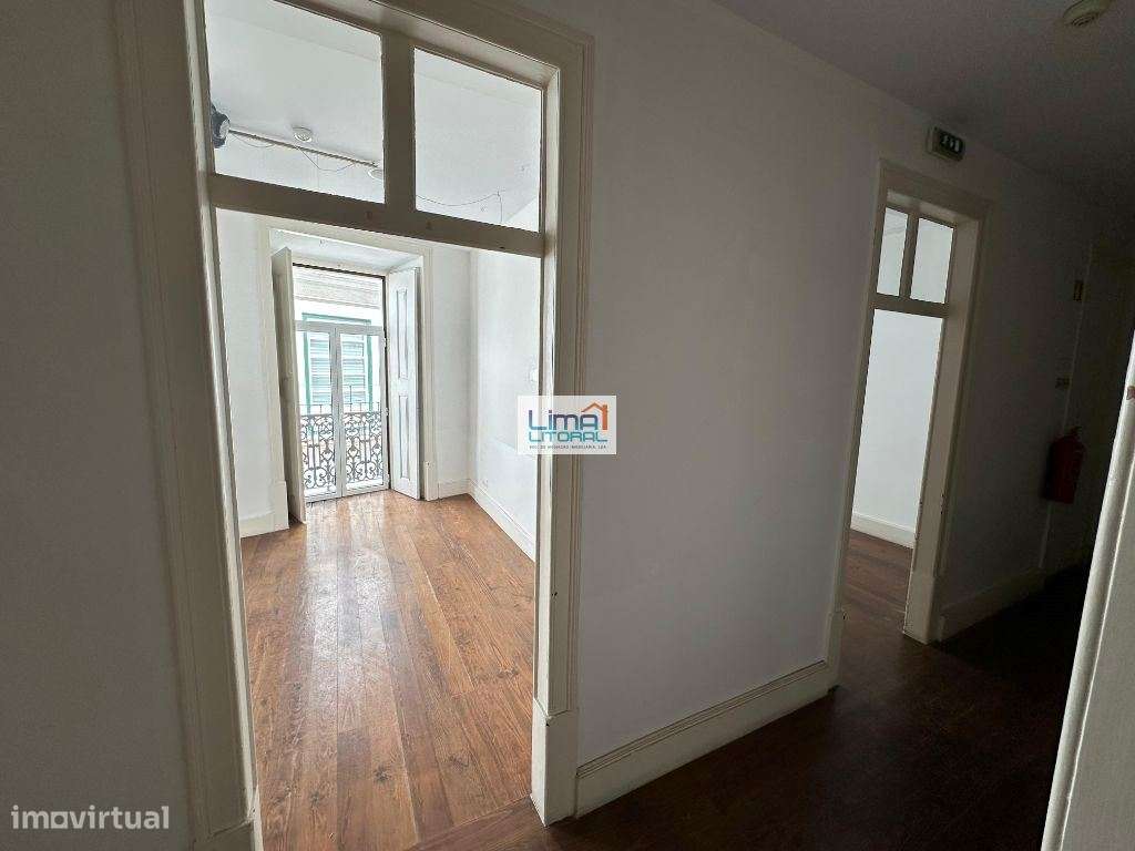 Prédio devoluto para habitação e comércio - Zona Histórica de Leiria-17