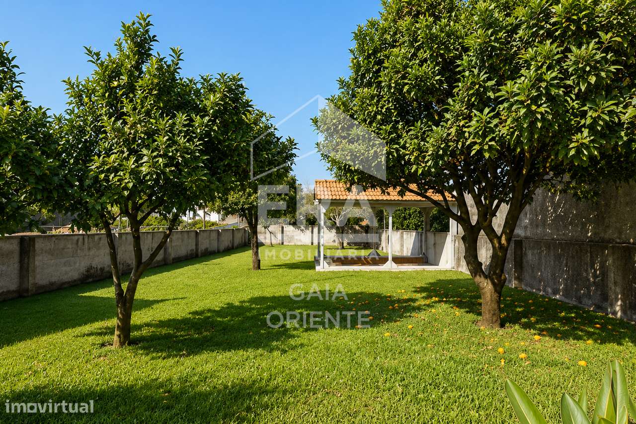 Moradia T4 Com Jardim e Garagem-36