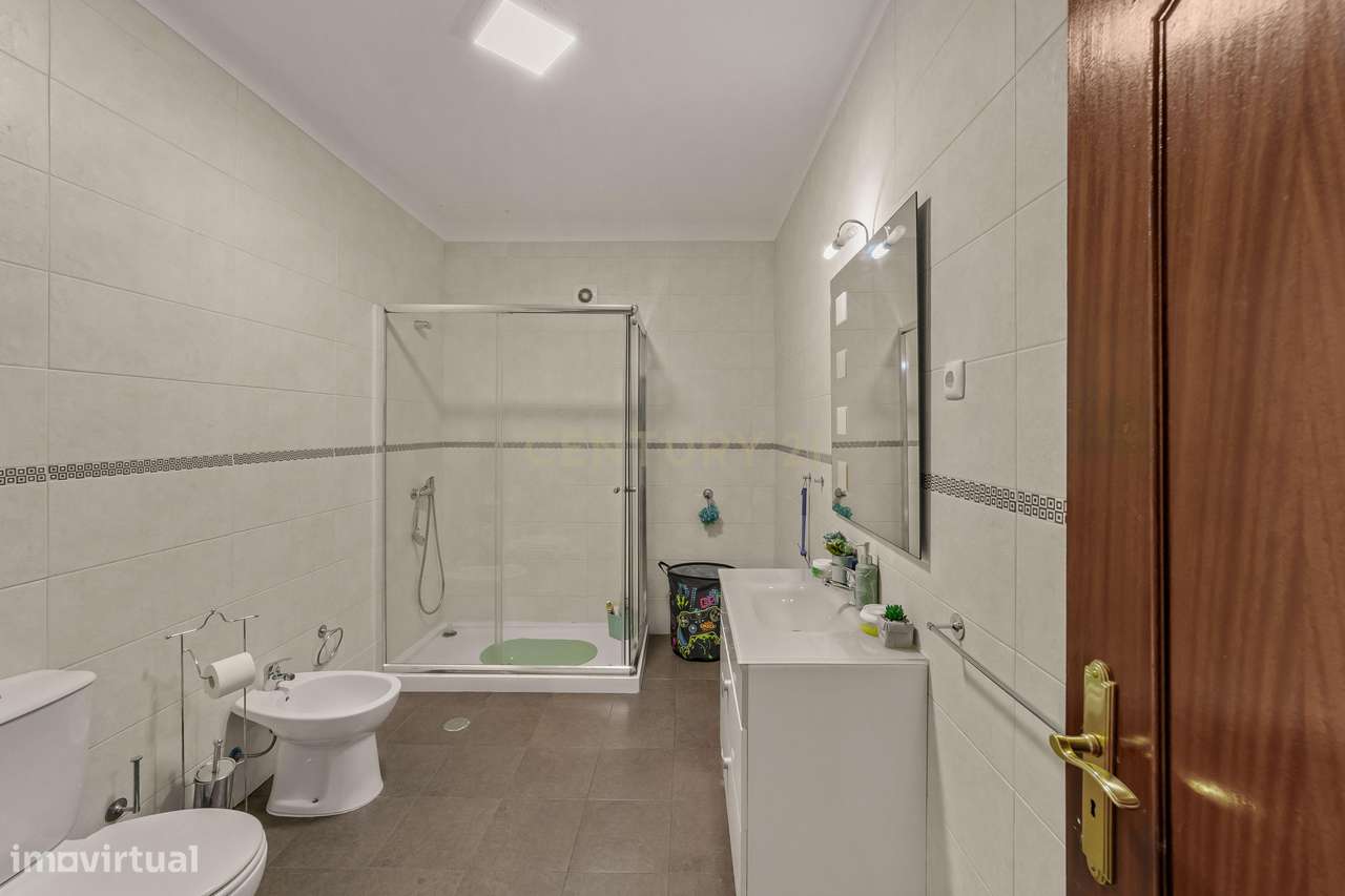 MORADIA T5 COM GARAGEM E PISCINA, 327 M² DE TERRENO PARA USUFRUIR-34