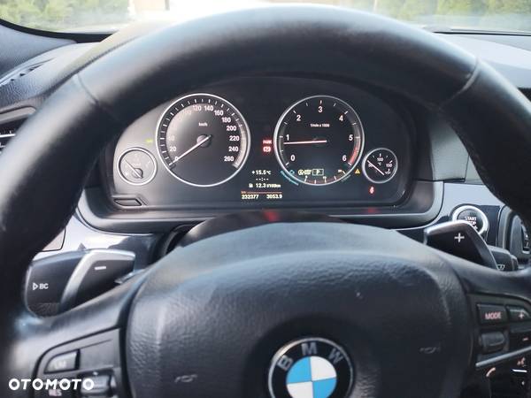 BMW Seria 5 525d xDrive - 26