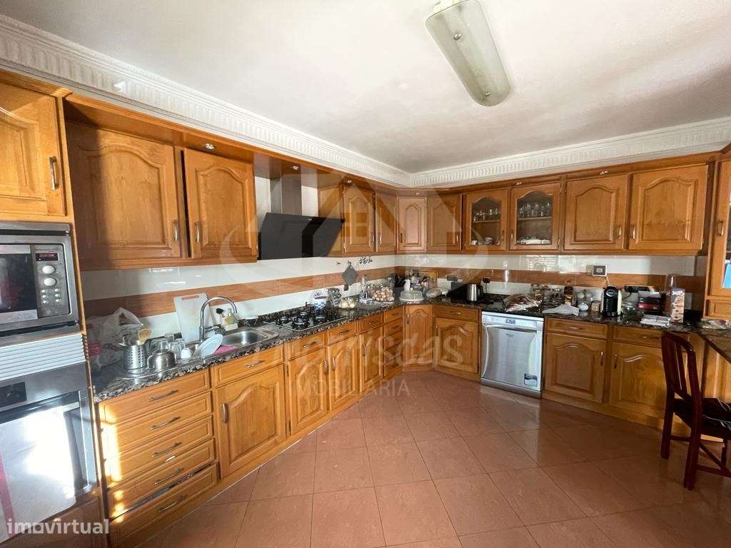 Moradia T4 com ar condicionado e garagem, localizada em Vialonga - Grande imagem: 4/33