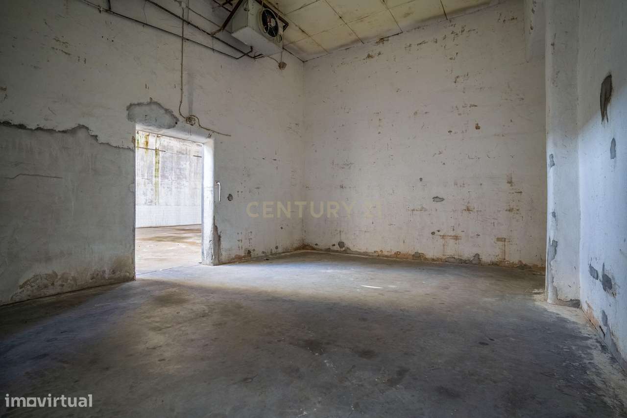 Moradia Bifamiliar com 2 Armazéns de Grande Dimensão-44