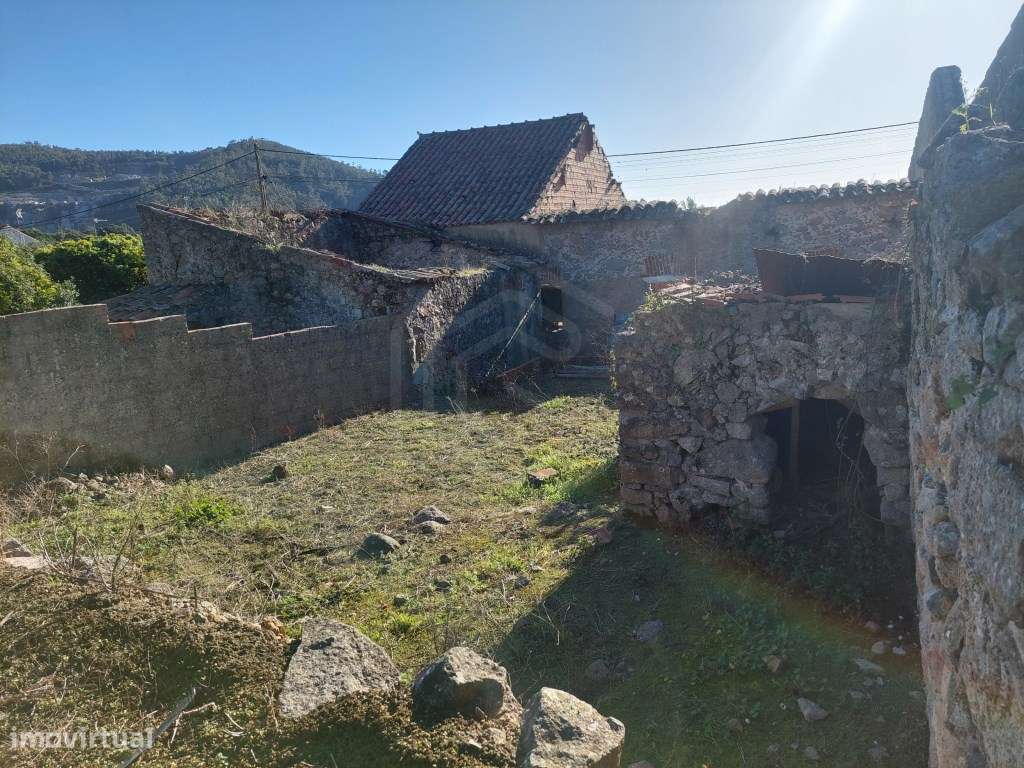 Casa térrea em ruína, localizada na Nave, Monchique - Grande imagem: 3/21