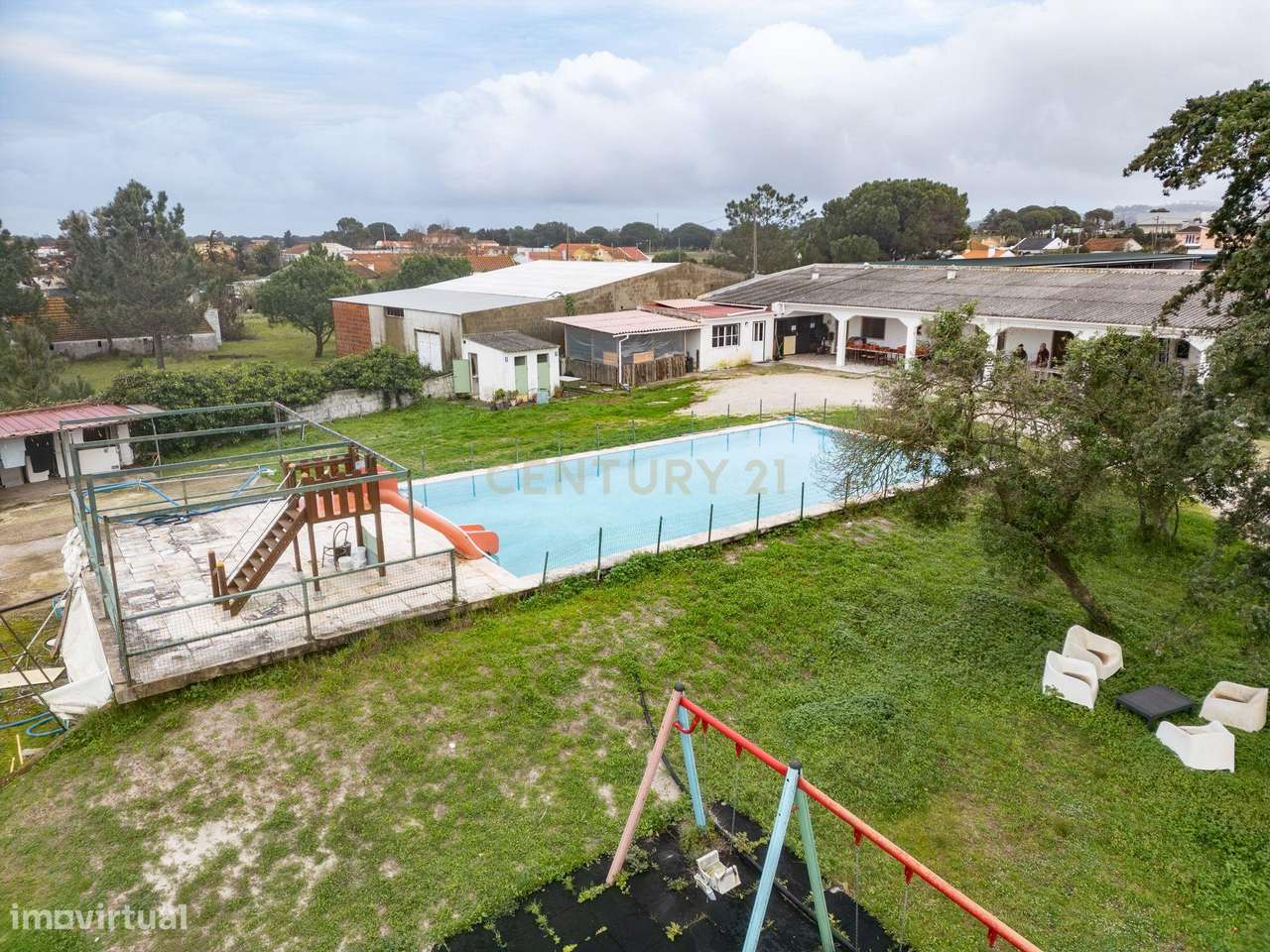 Quinta de 7800 m2  com Casa Principal T3, Apartamento T1 e 6 quartos i-23