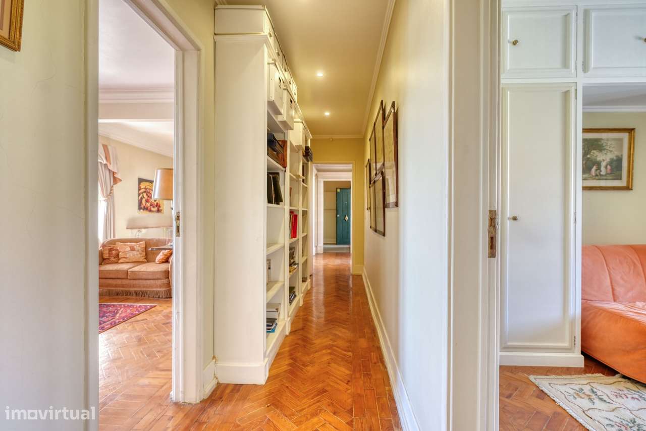 Apartamento T4 com varanda na Av. João XXI, Lisboa-15