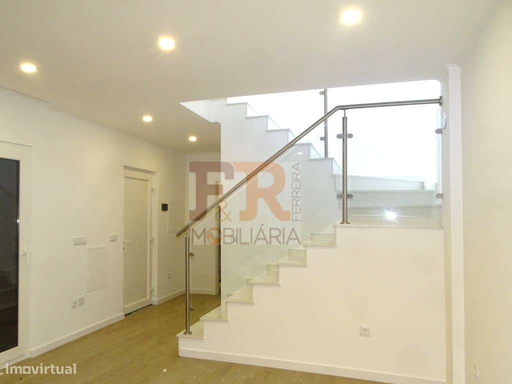 Moradia Geminada Triplex T3+1 com Cave Fernão Ferro-9