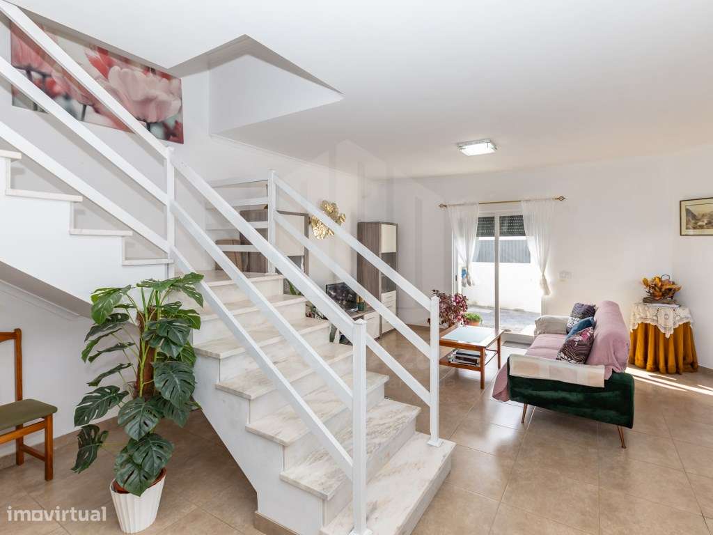 Moradia T2+1 com jardim e Sótão em Fernão Ferro-5