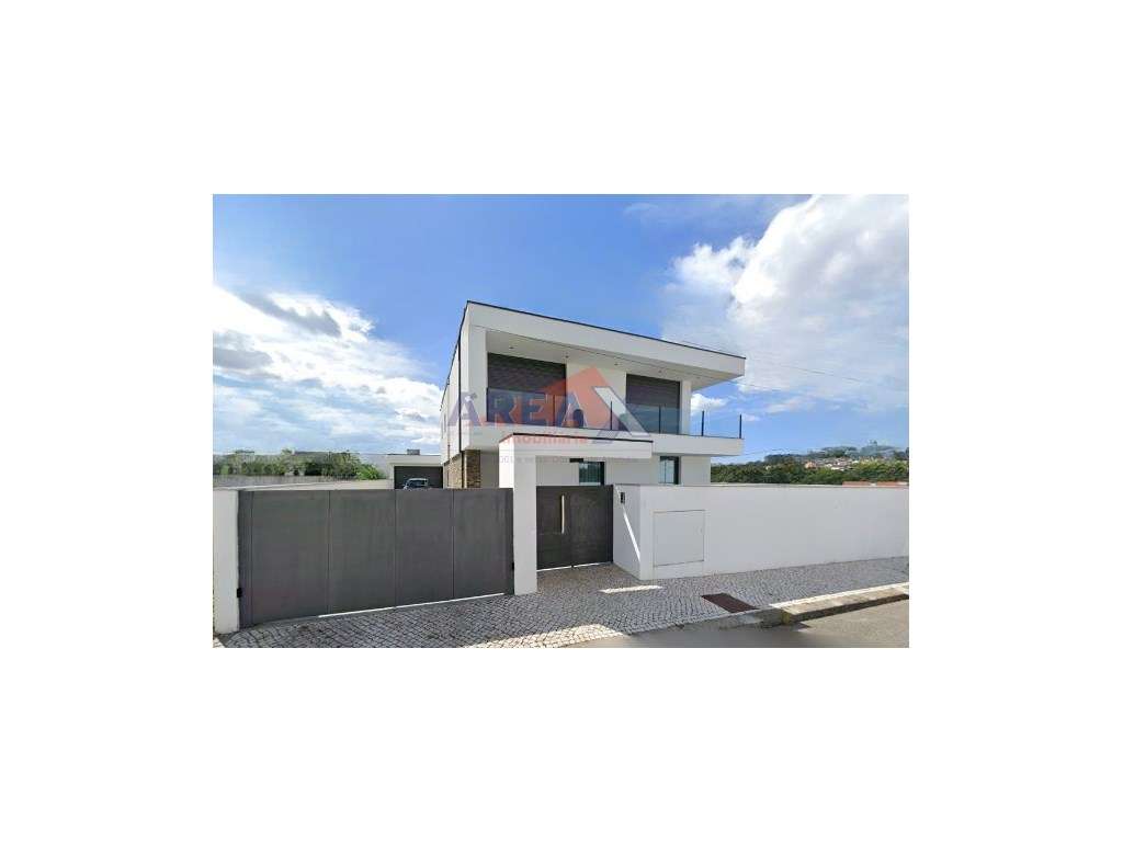 Moradia T4 de Arquitetura Moderna | Excelente Estado - Grande imagem: 2/34