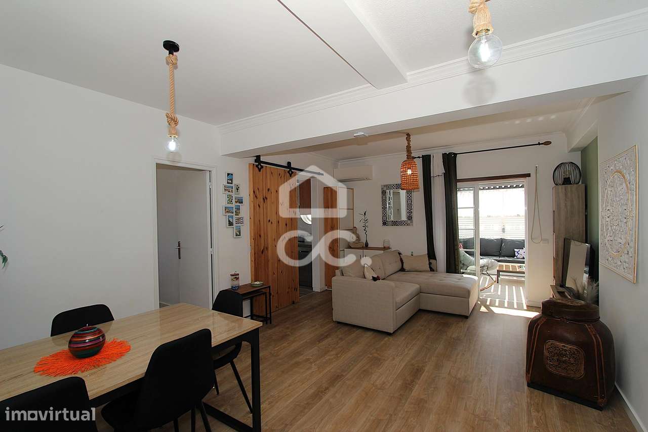 Apartamento T2 com terraço, vista mar e lugar de garagem em Armação de-5