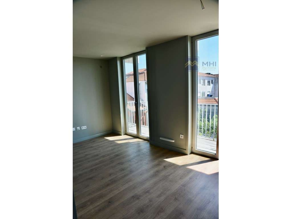 T0 +1 Novo com Varanda e Garagem e excelentes vista à Rua do Bonjar...-16