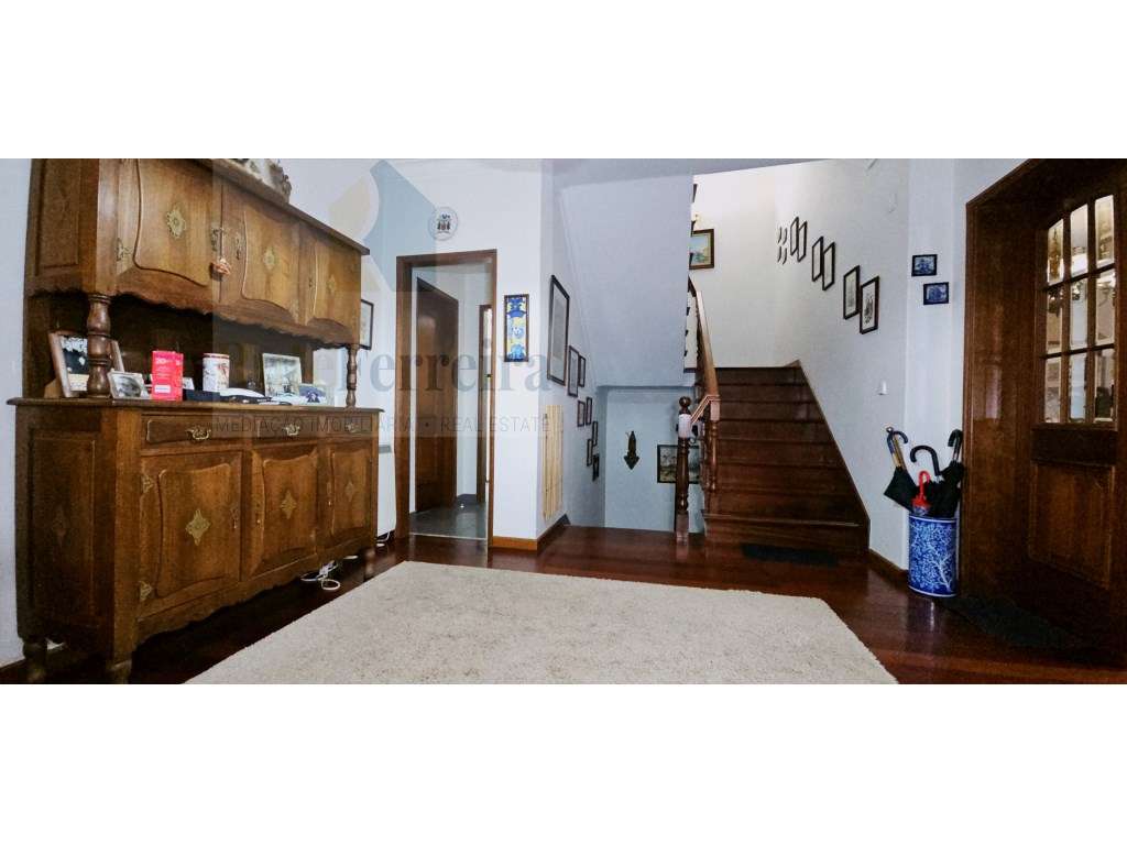 Moradia T5 com jardim privado e garagem !!-20